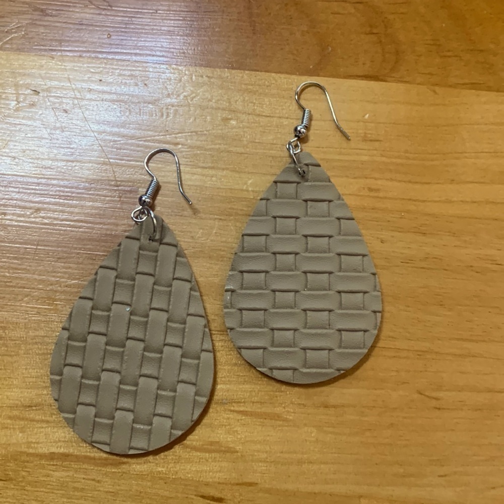 3/$24 NEW Fun Fashion Earrings-Tan